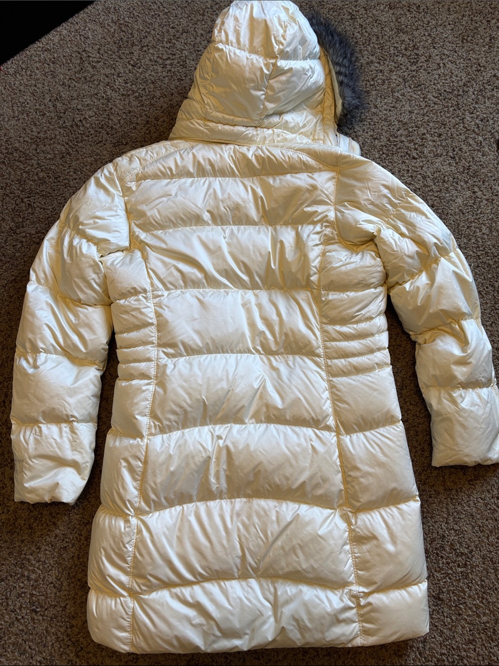 Mountain Hardwear Women's Cream Puffer Jacket with Faux Fur Trim - Picture 6 of 6